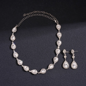 Gros plan détaillé du collier à pendentif en forme de larme et des boucles d'oreilles