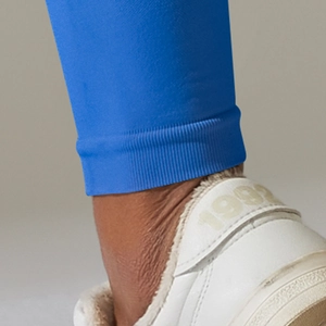 Détail du legging de yoga bleu roi sans couture montrant les chevilles côtelées