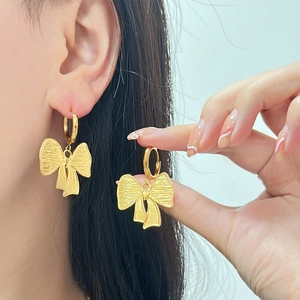 Elegante goldene Schleifenohrringe in gebürstetem Metall mit runden Creolen für Damen