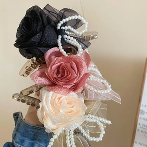 Eleganti mollette per capelli con rose in tessuto e catene di perle nere e rosa