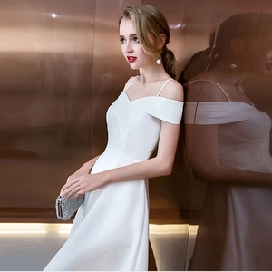 Robe de soirée élégante en satin blanc avec col en V et épaules dénudées coupe ajustée