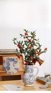 Dettaglio di vaso in ceramica vintage con smalto cracklé e motivi floreali blu