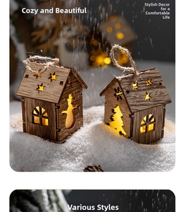 Détail de mini maisons de Noël en bois avec éclairage LED et motifs de flocons de neige