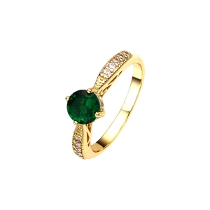 Macro de la bague en or 18 carats avec zircon vert émeraude et petits cristaux brillants