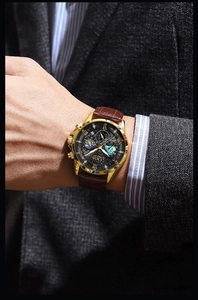 Orologio business impermeabile con quadrante fasi lunari e cinturino in pelle marrone al polso