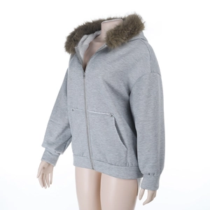 Détail d'un sweat à capuche gris avec col épais en fausse fourrure et fermeture éclair