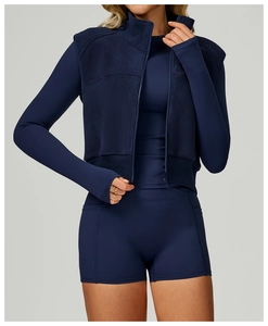 Détail du gilet en polaire bleu marine avec col montant et fermeture éclair sportive