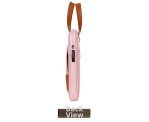 Zijaanzicht van slanke roze laptoptas met bruin lederen handvat en zwarte ritssluiting