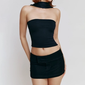 Detail van zwarte satijnen strapless top met bijpassende rok en nekaccessoire
