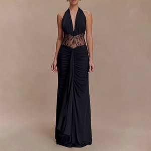 Robe longue licou noire élégante avec décolleté en V profond et dentelle à la taille