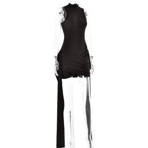 Détail d'une robe noire sans manches avec plis croisés à la taille et ceinture pendante