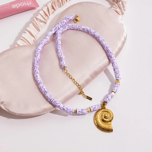 Collier bohème en perles d'argile violette avec pendentif conque en acier doré 18K sur satin
