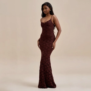 Détail de robe de soirée en dentelle marron foncé avec fines bretelles sur mannequin