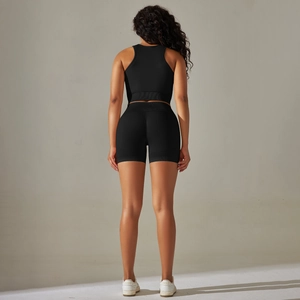 Detailansicht des nahtlosen Racerback-Sportoberteils und der Shaping-Shorts in Schwarz