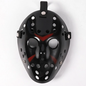 Détail du masque de hockey Jason Voorhees avec triangles rouges et rivets métalliques