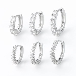 Set di orecchini a cerchio in argento con zirconi tondi di diverse dimensioni