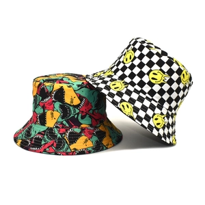 Bob réversible avec imprimé requin et motif smiley en damier pour protection solaire en extérieur