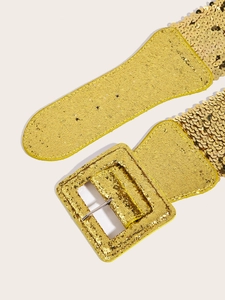 Vue détaillée de sequins dorés sur une ceinture large avec boucle métallique décorative