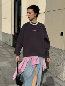Women's dark grey thick crewneck sweatshirt with pink maskin letter print in outdoor street style