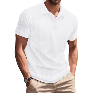 Gros plan détaillé du polo blanc à séchage rapide avec texture en maille côtelée