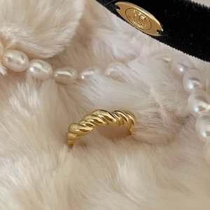 Elegant 18K gold-plated twisted rope ring with a high-polished minimalist retro design