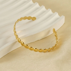 18K gold-plated adjustable stainless steel open bangle with wave-shaped disc design