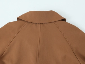 Detail von Revers und Schulternähten an diesem braunen Langarm-Trenchcoat für Damen