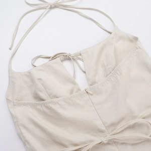 Détail du lien de cou licou et de la fermeture éclair invisible sur robe beige