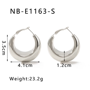 Detailed size and weight measurement of silver hollow C-shaped stainless steel earrings