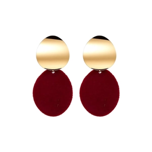 Boucles d'oreilles élégantes en métal doré et flocage rouge sur fond blanc