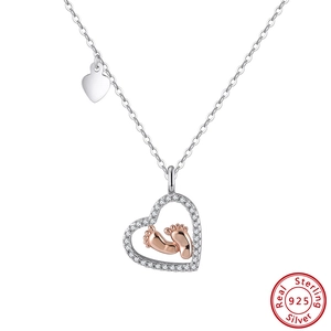 Halskette aus 925er Silber mit Herzanhänger, roségoldenen Babyfüßen und Zirkonia