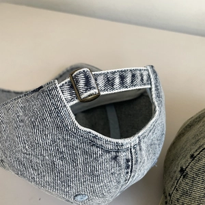 Vintage-Baseballcap aus gewaschenem Denim mit verstellbarer Metallschnalle und Stickerei