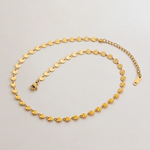 Dettaglio della catena in acciaio inossidabile placcato oro 18K con chiusura a moschettone