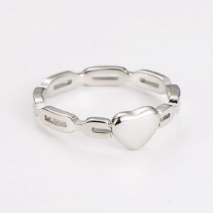 Macro shot of silver hollow chain band ring featuring a 3D heart-shaped centerpiece