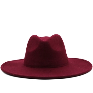Vorderansicht eines weinroten Wollfilzhutes mit breiter Krempe und klassischer Fedora-Form