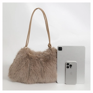 Sac bandoulière en fausse fourrure marron comparé à une tablette et un mobile