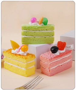 Vue détaillée de modèles de gâteaux mousse colorés avec fruits réalistes sur des socles