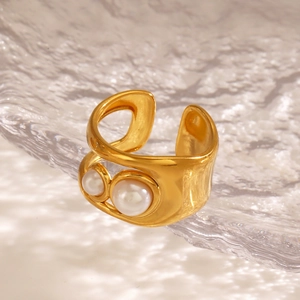 Retro gold-plated stainless steel ring with elegant dual pearls and irregular band