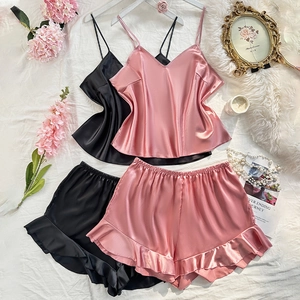 Ensemble pyjama en soie élégant avec caraco et short à volants en satin rose et noir
