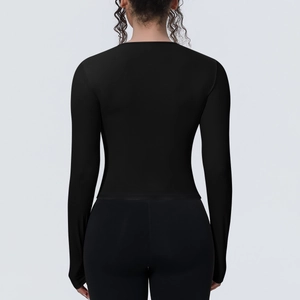 Vue arrière du t-shirt de yoga noir à manches longues avec tissu hautement élastique