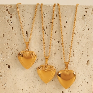 Vintage Stainless Steel Heart Locket Necklace For Women Gold Plated Openable Floral Relief Pendant Adjustable Fashion Jewelry