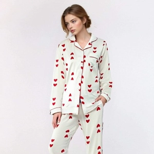 Pigiama da donna in raso color crema con cuori rossi, maglia a maniche lunghe e pantaloni
