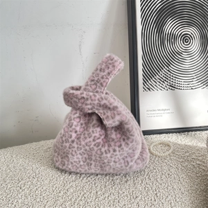 Détail montrant la texture en fausse fourrure léopard rose du sac à main