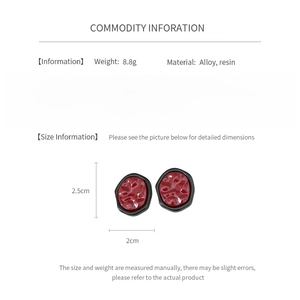 Information infographic showing weight 8.8g and 2.5cm x 2cm size of geometric earrings