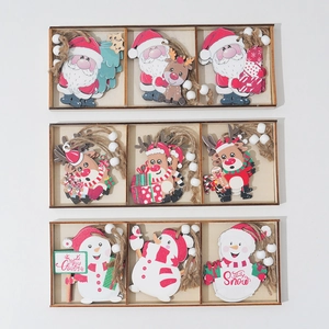 Lot de neuf décorations de Noël en bois peint avec Père Noël et renne en boîte cadeau