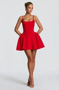 Detaillierte Nahaufnahme eines roten Camisole-Puff-Minikleides, das ein Model trägt