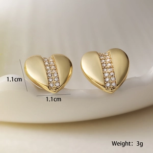 Detail of 1.1cm heart earrings with 18K gold plating and pavé cubic zirconia