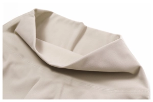 Gros plan de la taille haute double couche sur un short de yoga beige brossé aux coutures fines