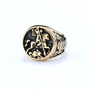 Makroaufnahme des goldenen St. Georg Drachentöter-Siegels mit klassischer Vintage-Gravur
