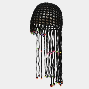Détail de la coiffe en crochet noir avec des perles colorées et de longues franges boho